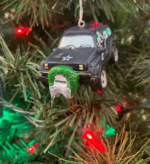 Cowboys Jeep With Wreath Ornament